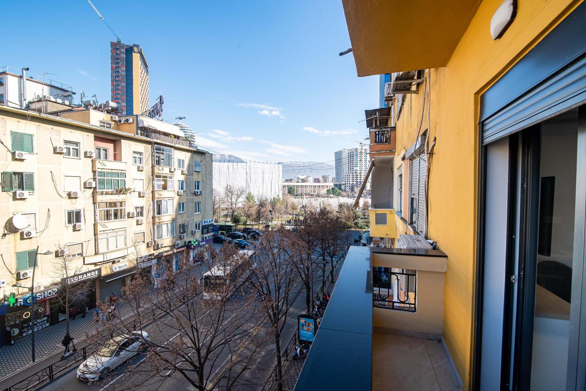 Super Center Apartment